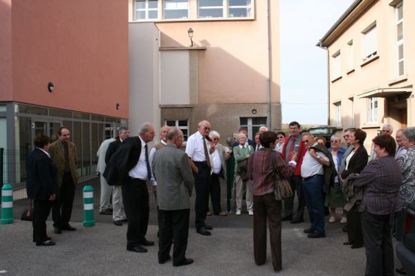 Devant le nouveau périscolaire, avant visite des locaux