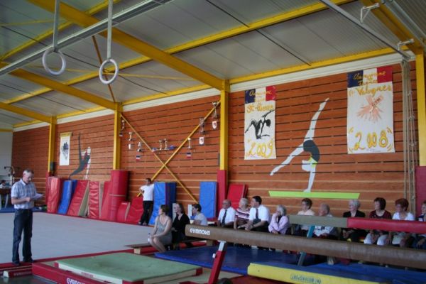 Démonstration de gymnastique à la salle spécialisée 