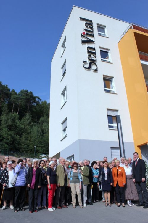 Photo de groupe devant la résidence seniors