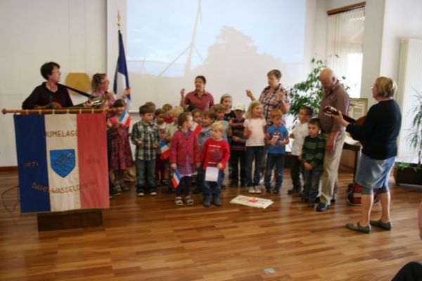 Interprétation de chants français par des enfants de Dahn